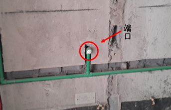 傳統(tǒng)水電：開好槽之后，直接裝入水管，水管端口有滲水會(huì)直接滲入水管槽內(nèi)，導(dǎo)致墻面滲水。